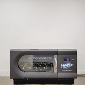 New Brunswick Innova 44R Refrigerated Shaking Incubator Lab